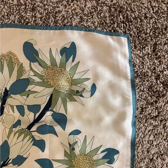 BRAND NEW Scarf in Floral Pattern - Picture 4 of 5